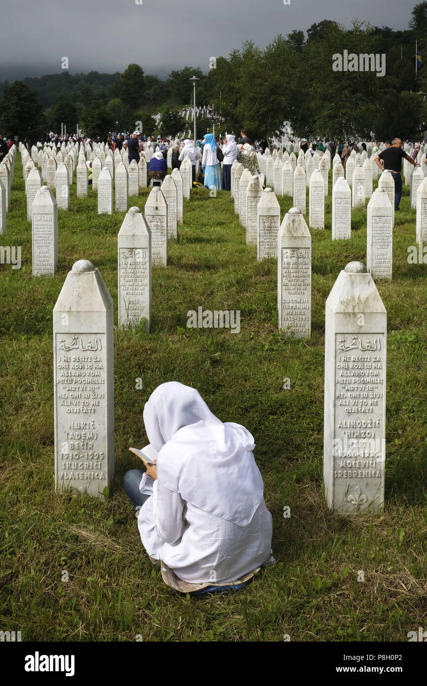 Srebrenica, Srebrenica, Bosnien. 12 Okt, 2017. Europa, Bosnien, Srebrenica, 11. Juli 2018. 23 Jahre sind vergangen, seit der Völkermord von Srebrenica das Leben von mehr als 7000 Opfer in Bosnien und Herzegowina zwischen 1992 und 1995 nahm. Dieses schreckliche Ereignis erinnert jährlich am 11. Juli, weil an diesem Tag im Jahr 1995 bosnisch-serbischen Streitkräfte, verurteilter Kriegsverbrecher General Ratko Mladic geboten, ausgeführt, mehr als 7000 Muslim-Bosniak Männer, jungen und älteren Menschen, die Sicherheit in der Region gesucht nach dem Fall von Srebrenica hatte. Darüber hinaus werden weitere 25.000 Menschen zwangsweise abgeschoben in ein U Stockfoto