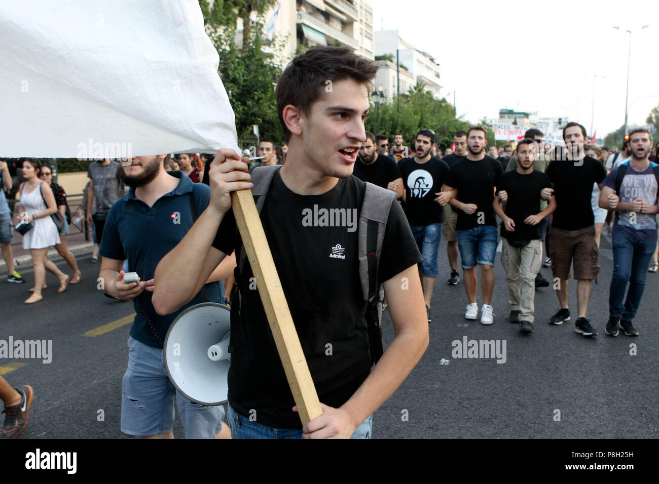 Athen, Griechenland. 11. Juli 2018. Anti-NATO-Protest außerhalb der US-Botschaft in Athen während des NATO-Gipfels in Brüssel. Die Staats- und Regierungschefs der NATO versammeln sich in Brüssel zu einem zweitägigen Gipfel Russland, Irak und ihrer Mission in Afghanistan zu diskutieren. Credit: aristidis Vafeiadakis/ZUMA Draht/Alamy leben Nachrichten Stockfoto