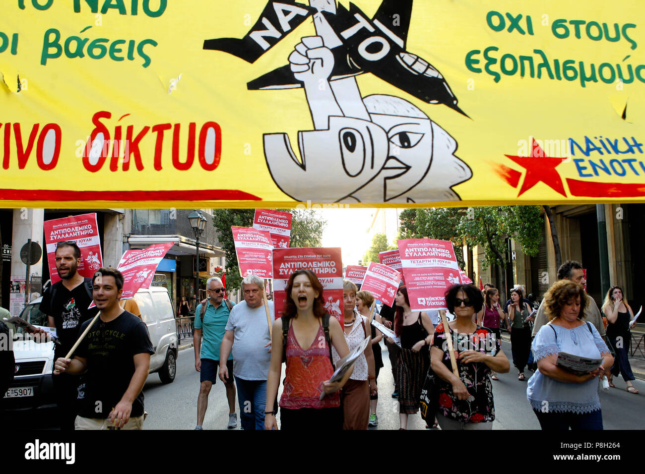 Athen, Griechenland. 11. Juli 2018. Anti-NATO-Protest außerhalb der US-Botschaft in Athen während des NATO-Gipfels in Brüssel. Die Staats- und Regierungschefs der NATO versammeln sich in Brüssel zu einem zweitägigen Gipfel Russland, Irak und ihrer Mission in Afghanistan zu diskutieren. Credit: aristidis Vafeiadakis/ZUMA Draht/Alamy leben Nachrichten Stockfoto