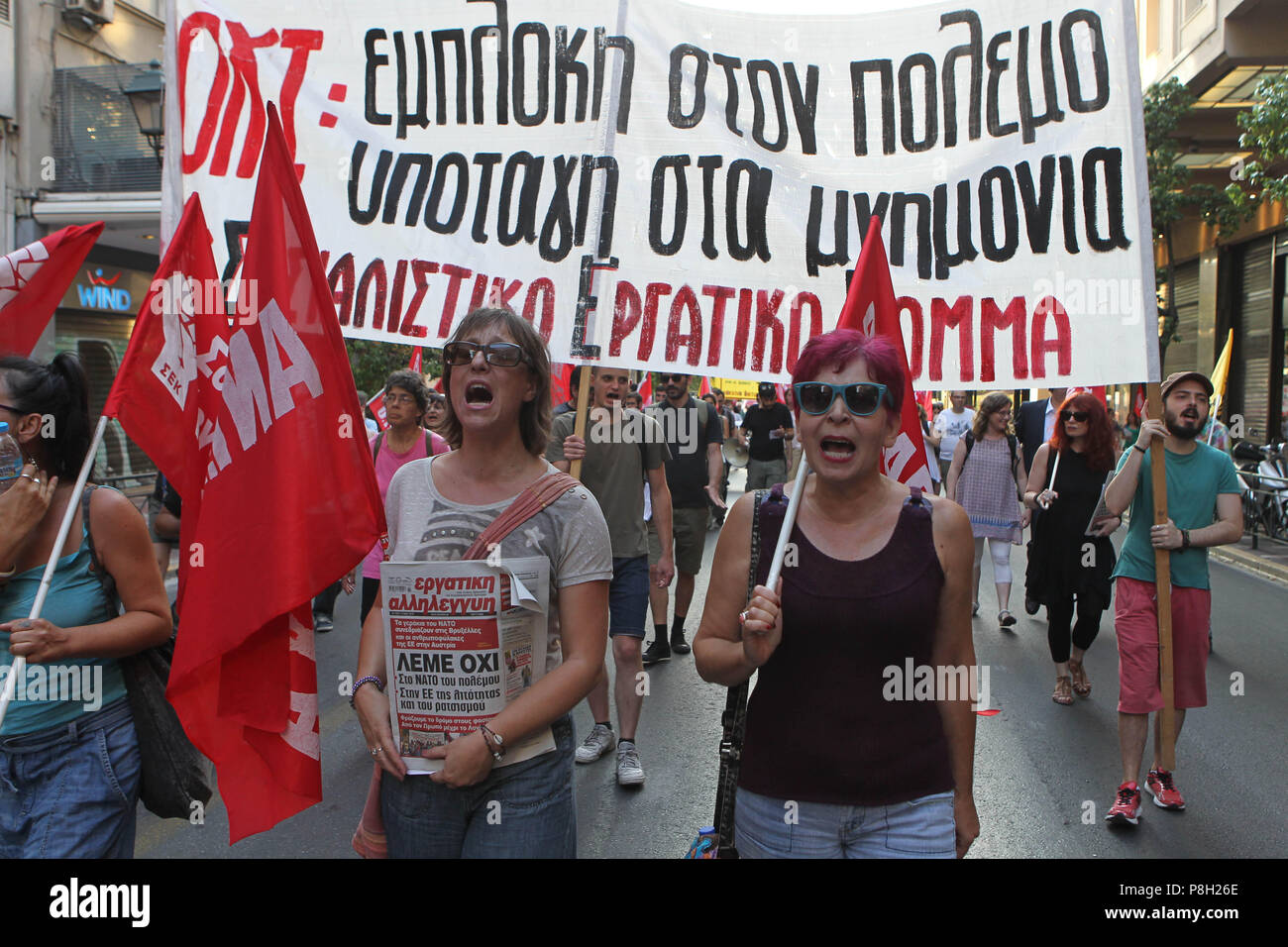 Athen, Griechenland. 11. Juli 2018. Anti-NATO-Protest außerhalb der US-Botschaft in Athen während des NATO-Gipfels in Brüssel. Die Staats- und Regierungschefs der NATO versammeln sich in Brüssel zu einem zweitägigen Gipfel Russland, Irak und ihrer Mission in Afghanistan zu diskutieren. Credit: aristidis Vafeiadakis/ZUMA Draht/Alamy leben Nachrichten Stockfoto