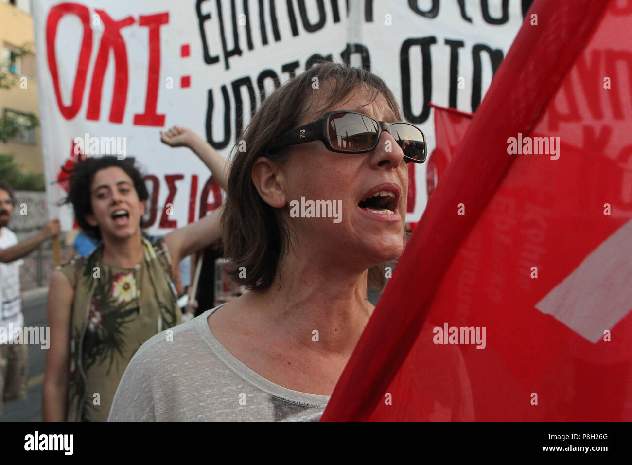 Athen, Griechenland. 11. Juli 2018. Anti-NATO-Protest außerhalb der US-Botschaft in Athen während des NATO-Gipfels in Brüssel. Die Staats- und Regierungschefs der NATO versammeln sich in Brüssel zu einem zweitägigen Gipfel Russland, Irak und ihrer Mission in Afghanistan zu diskutieren. Credit: aristidis Vafeiadakis/ZUMA Draht/Alamy leben Nachrichten Stockfoto