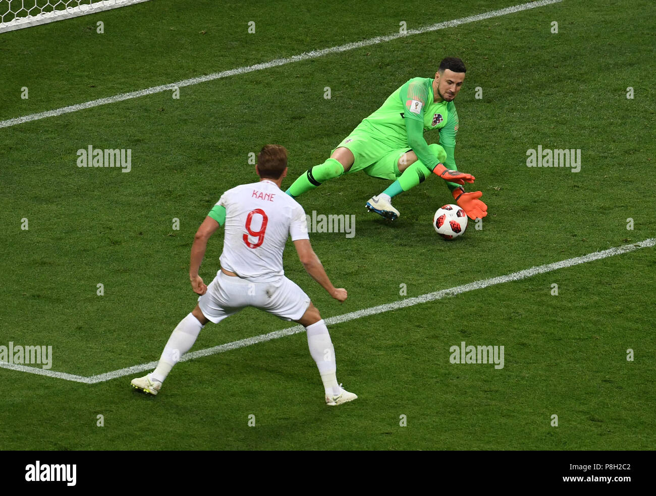 Moskau, Russland. 11. Juli 2018. Torhüter Danijel Subasic (R) von Kroatien verteidigt während der 2018 FIFA World Cup Halbfinale zwischen England und Kroatien in Moskau, Russland, 11. Juli 2018. Credit: Wang Yuguo/Xinhua/Alamy leben Nachrichten Stockfoto