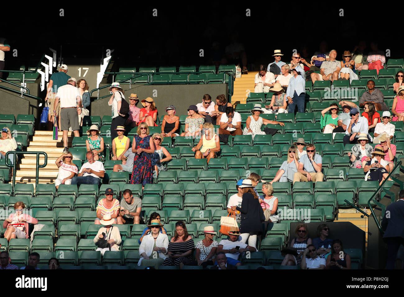 London, Großbritannien. 11. Juli 2018 All England Lawn Tennis und Croquet Club, London, England; die Wimbledon Tennis Championships, Tag 9; leere Sitze auf Court Nr. 1 zwischen Milos Raonic (können) gegen John Isner (USA) Aufgrund der grossen Anzahl der Tennis Fans sind, England beobachten gegen Kroatien im Halbfinale der Fifa WM Credit: Aktion Plus Sport Bilder/Alamy leben Nachrichten Stockfoto