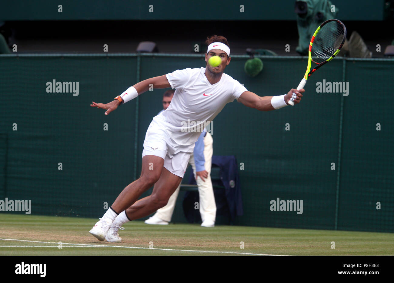 London, Großbritannien. 11. Juli 2018. Wimbledon Tennis: Der Spanier Rafael Nadal erreicht für eine Vorhand während seiner fünf Satz Sieg über Juan Martin Del Potro, im Viertelfinale auf dem Center Court in Wimbledon. Quelle: Adam Stoltman/Alamy leben Nachrichten Stockfoto