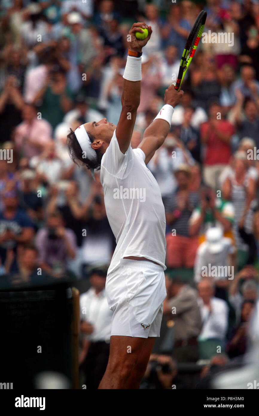 London, Großbritannien. 11. Juli 2018. Wimbledon Tennis: Der Spanier Rafael Nadal, feiert seinen 5 Satz Sieg über Juan Martin Del Potro in ihrer Viertelfinalegleichen auf dem Center Court in Wimbledon gestern. Quelle: Adam Stoltman/Alamy leben Nachrichten Stockfoto