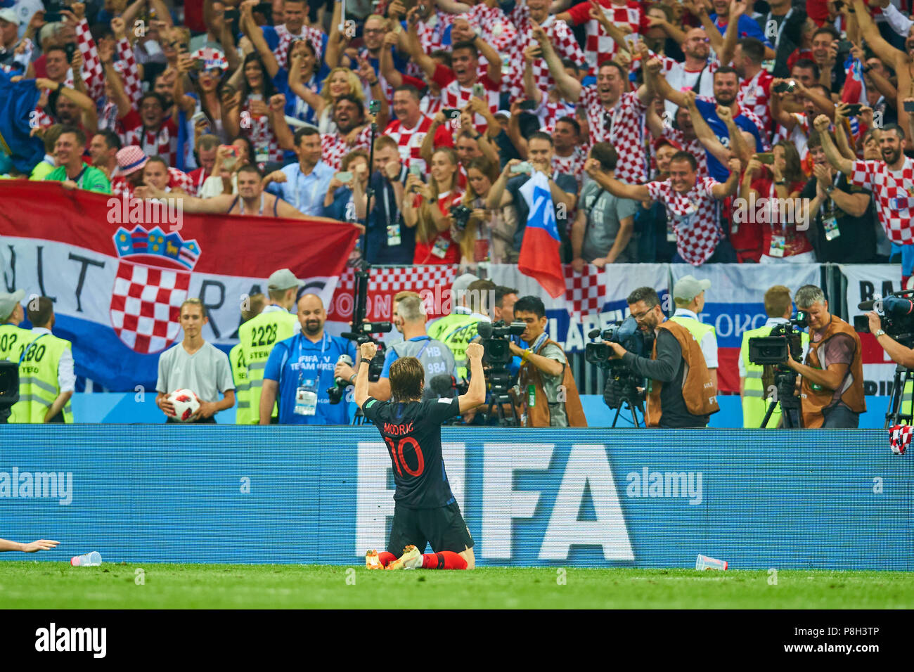 Moskau, Russland. 11. Juli 2018. England - Kroatien, Fußball, Moskau, 11. Juli 2018 Luka Modric, Kroatien Nr. 10 Jubel, Freude, Emotionen, feiern, lachen, Jubeln, Jubeln, reißt die Arme, ballte die Faust, mit Fans ENGLAND - KROATIEN FIFA WM 2018 Russland, Halbfinale, Saison 2018/2019, Juli 11, 2018 in Moskau, Russland. © Peter Schatz/Alamy leben Nachrichten Stockfoto