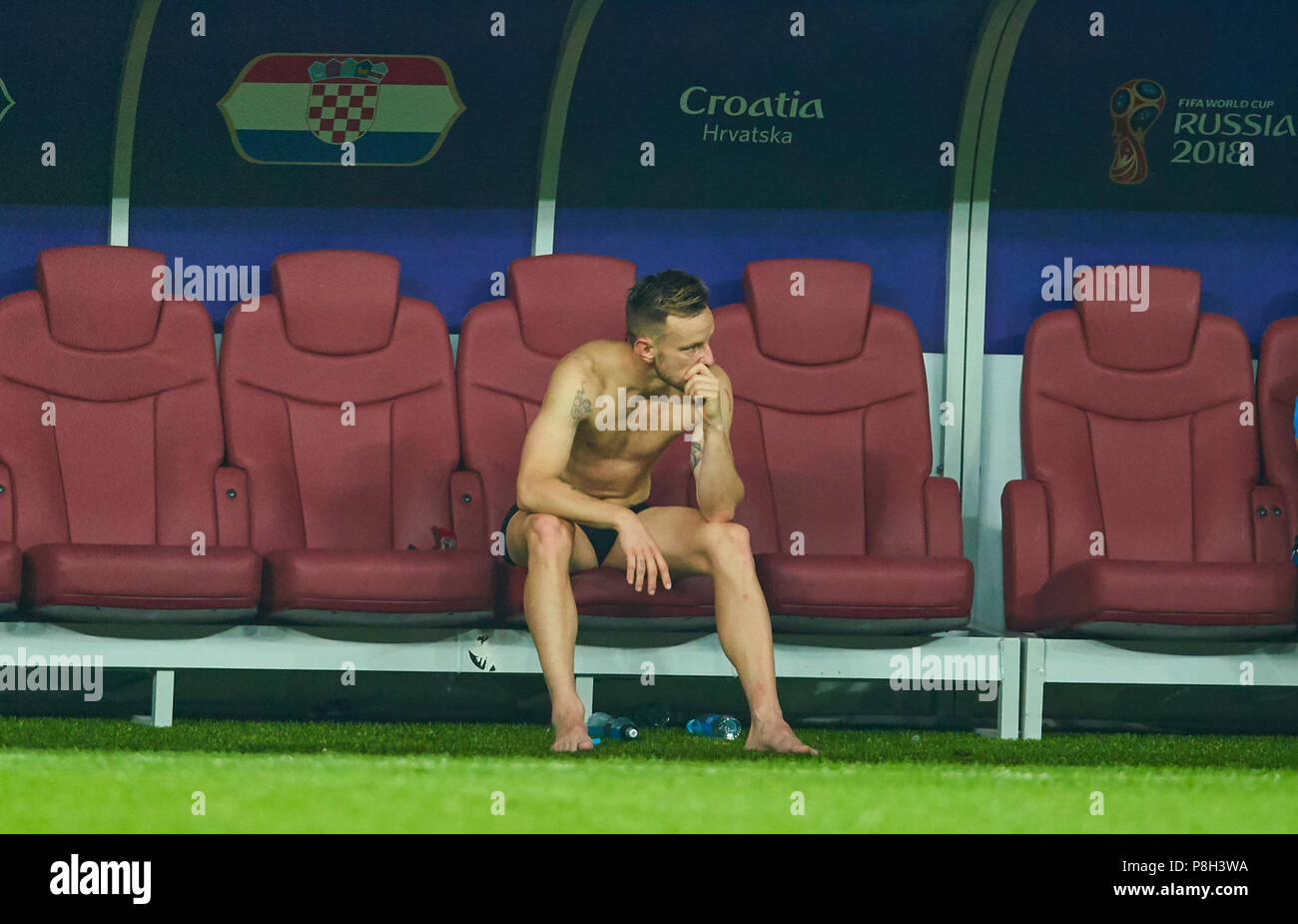 Moskau, Russland. 11. Juli 2018. England - Kroatien, Fußball, Moskau, Juli 11, 2018 Ivan Rakitic, Kroatien Nr.7 gab allen Kleidung zu Fans, Jubeln, Freude, Emotionen, feiern, lachen, Jubeln, Jubeln, reißt die Arme, ballte die Faust, ENGLAND - KROATIEN FIFA WM 2018 Russland, Halbfinale, Saison 2018/2019, 11. Juli, in Moskau, Russland 2018. © Peter Schatz/Alamy leben Nachrichten Stockfoto