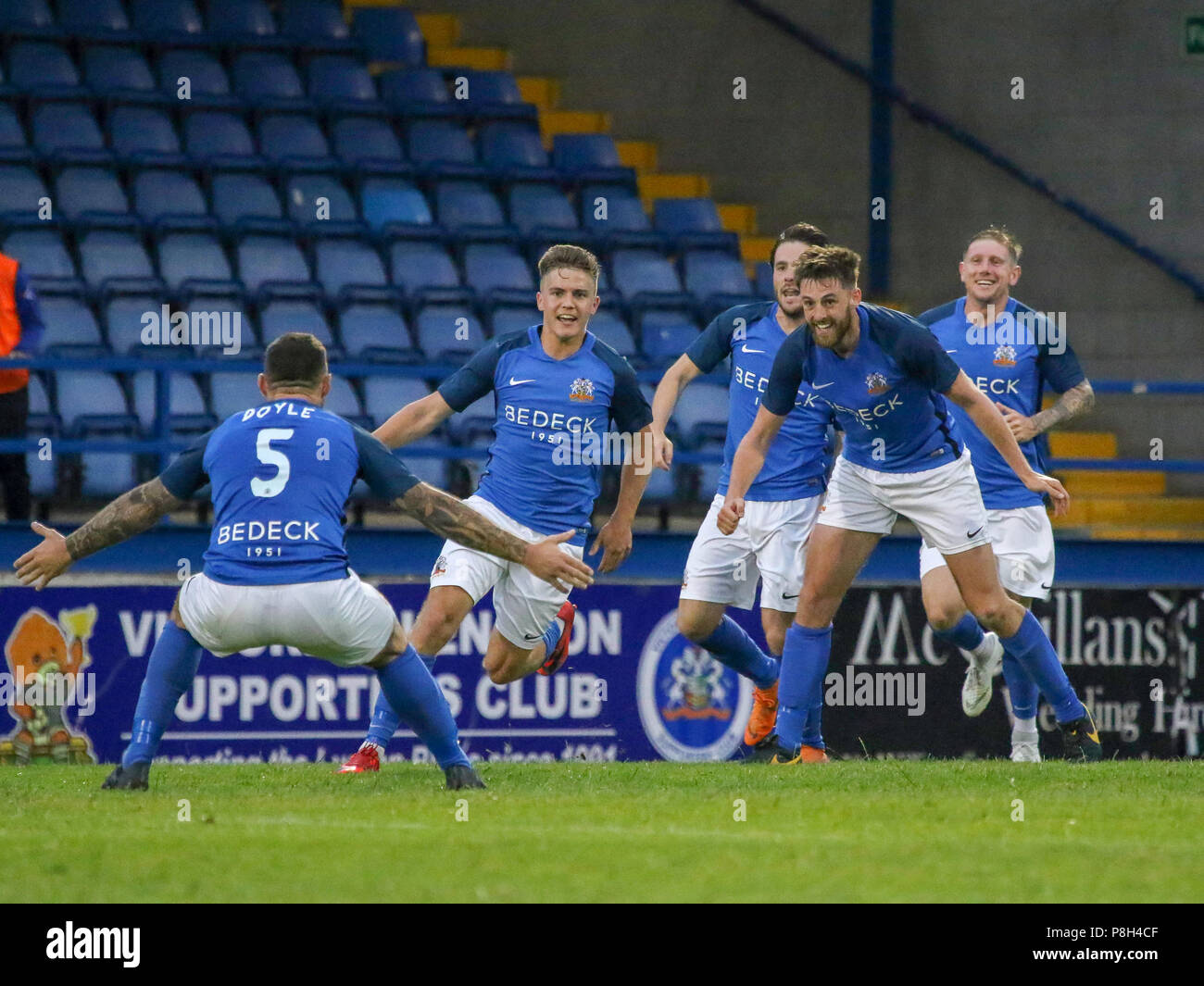 Mourneview Park, Lurgan, Nordirland. 11. Juli 2018. UEFA Europa League (erste Qualifikationsrunde), Glenavon mit v Molde. Josh Daniels (Zweite links) feiert seinen Sieger für Glenavon mit. Credit: David Hunter/Alamy Leben Nachrichten. Stockfoto