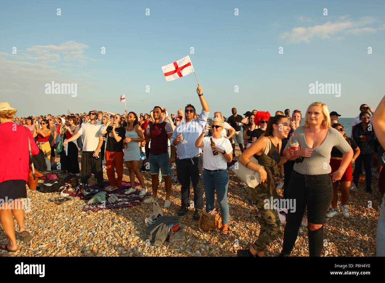 Strand von Brighton, UK. 11 Jul, 2018. England Fußball Team Unterstützer watch England verlieren nach Kroatien Quelle: Rupert Rivett/Alamy leben Nachrichten Stockfoto
