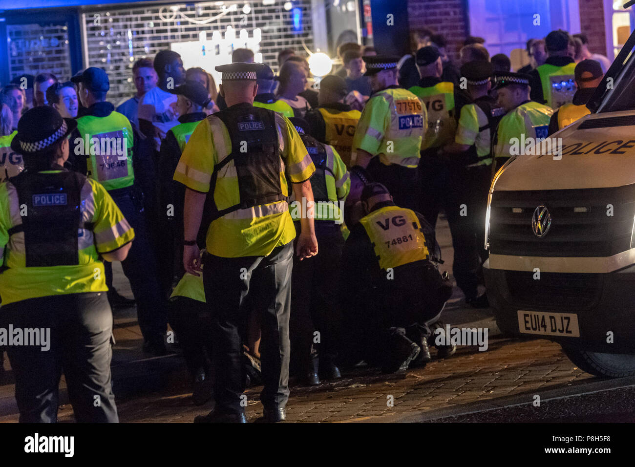 Brentwood Essex 11. Juni 2018 Rund 50 Polizisten in Brentwood Essex eingesetzt nach England verliert gegen Kroatien. Fans Tränen wandte sich an Unordnung und Essex Polizei hatte zu löschen Fans nach unten, um die gesamte Länge der High Street. Eine kleine Gruppe von Fans gefordert, die Polizei und die Verhaftungen wurden vorgenommen. Kredit Ian Davidson/Alamy leben Nachrichten Stockfoto