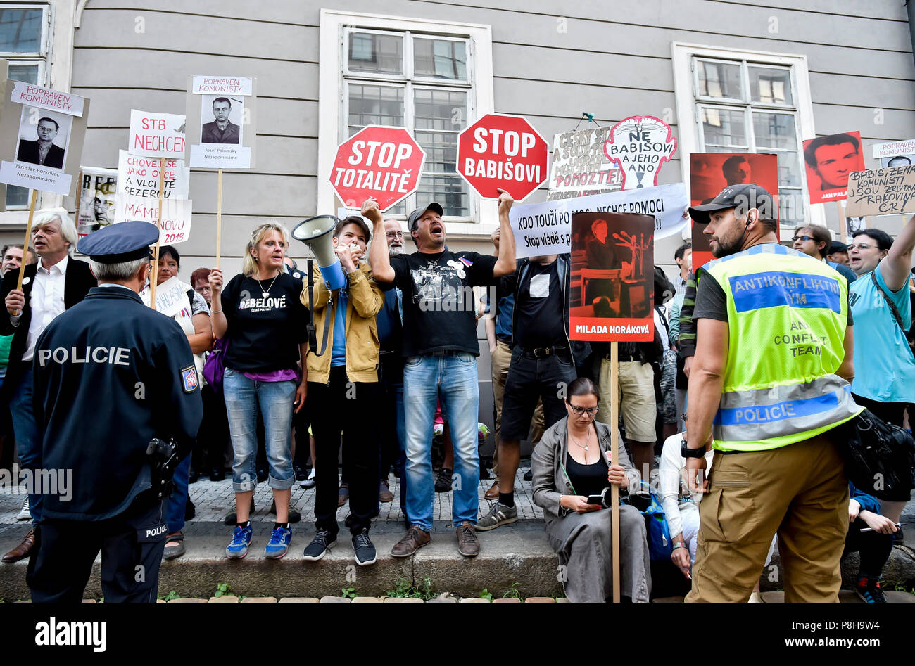 Prag, Tschechische Republik. 11. Juli 2018. Ein Protest der AUVA Gruppe gegen die Regierung, unterstützt von den Kommunisten, in Prag, Tschechische Republik, am 11. Juli 2018, in einer Zeit der Abgeordnetenkammer Sitzung auf das Vertrauen in die Minderheitsregierung von ANO und Zsva. Quelle: Vit Simanek/CTK Photo/Alamy leben Nachrichten Stockfoto