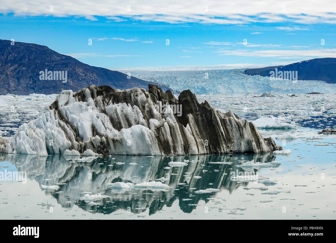 26.06.2018, Gronland, Dänemark: ein schmutziger Eisberg floating in den Fjord vor der Eqi Gletscher in der Nähe der Küstenstadt Ilulissat in westlichen Grönland. Die Stadt liegt an der Ilulissat-eisfjord, der vor allem für seine besonders große Eisberge in der Diskobucht bekannt ist. Foto: Patrick Pleul/dpa-Zentralbild/ZB | Verwendung weltweit Stockfoto