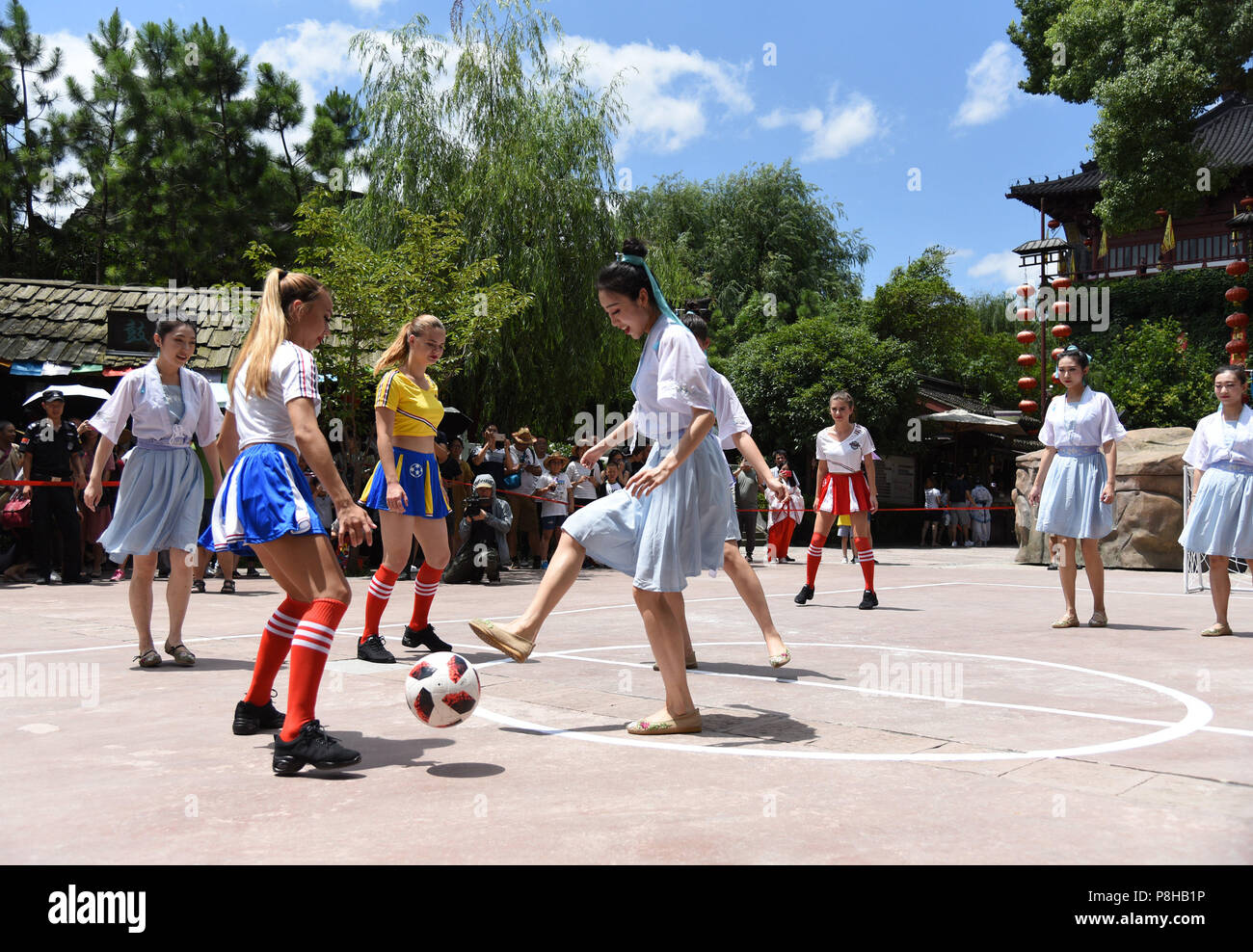 Hangzh, Hangzh, China. 12. Juli 2018. Hangzhou, China - Russische Mädchen Fussball spielen mit chinesischen Mädchen an Songcheng Scenic Area in Hangzhou, China Zhejiang Provinz. Credit: SIPA Asien/ZUMA Draht/Alamy leben Nachrichten Stockfoto