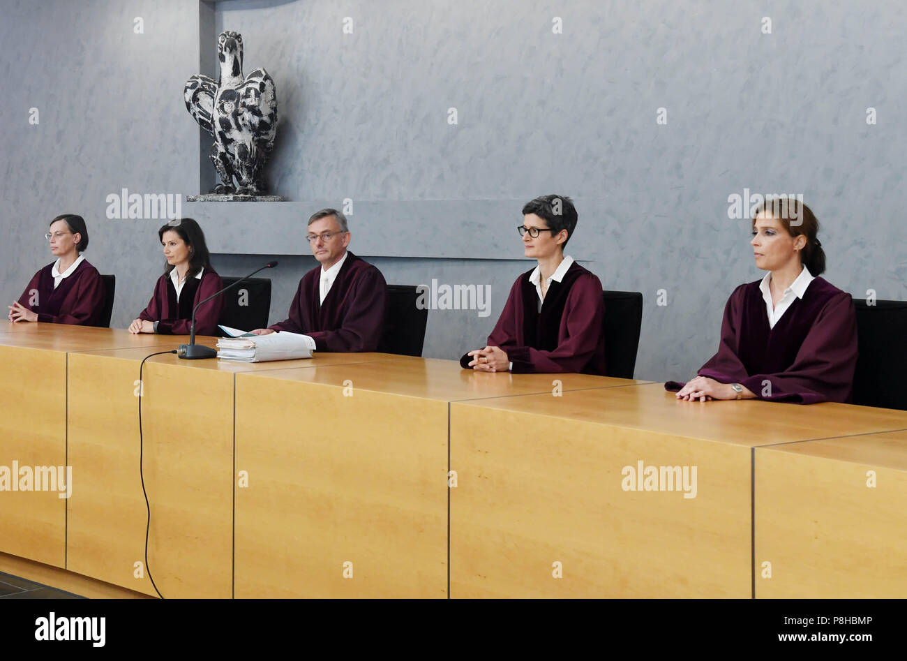 Karlsruhe, Deutschland. 12. Juli 2018. Der dritte Zivilsenat am Bundesgerichtshof (BGH), Susanne Arend (L-R), Ulrike Liebert, Ulrich Herrmann (Vorsitzender), Babette Pohl und Valeska Boettcher, liefert das Urteil in Bezug auf die Frage, ob Eltern den Zugang zu den Facebook Account ihrer verstorbenen Tochter erlaubt sind. Dem Urteil zufolge müssen die Eltern als Erben müssen Zugriff auf die Facebook-Konto ihrer verstorbenen Tochter, die seit fünfeinhalb Jahren blockiert wurde, gewährt werden. Credit: Uli Deck / dpa/Alamy leben Nachrichten Stockfoto