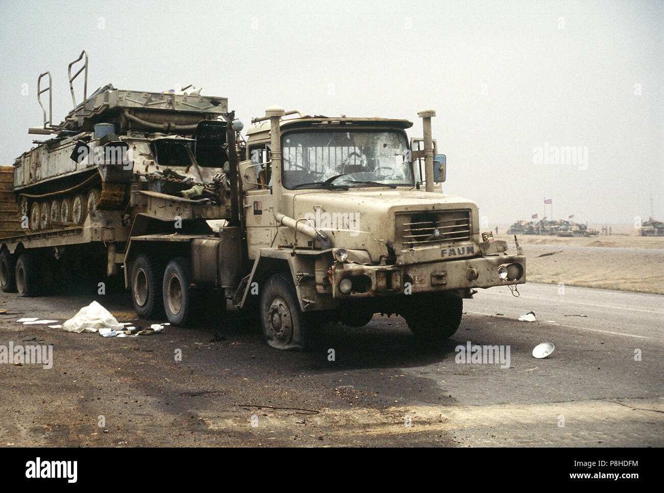 A2P 25 TEL auf einem Faun Herkules Heavy Equipment Transporter. Eine irakische Faun Herkules Traktor Lkw mit Sattelauflieger mit einem Tank zeigt Kampf Schaden nach dem Rückzug der irakischen Streitkräfte entlang der Autobahn Basra-Kuwait aus Kuwait City während der Operation Desert Storm. Stockfoto