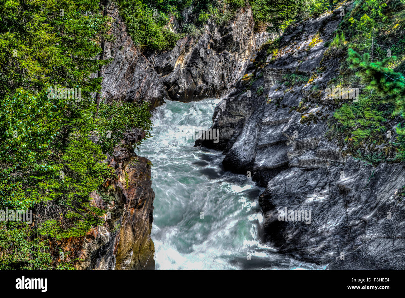 Natürliche Schönheit von Bull River, auf hohem Niveau, raging Thru ruggd Berge Canyon, in der Nähe veiw in British Columbia, Kanada Stockfoto