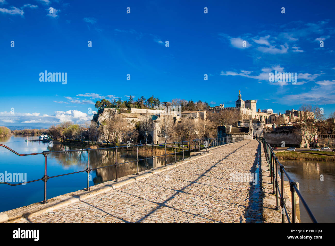 AVIGNON, Frankreich - MÄRZ 2018: die berühmte Brücke von Avignon auch genannt Pont Saint-Benezet bei Avignon Frankreich Stockfoto