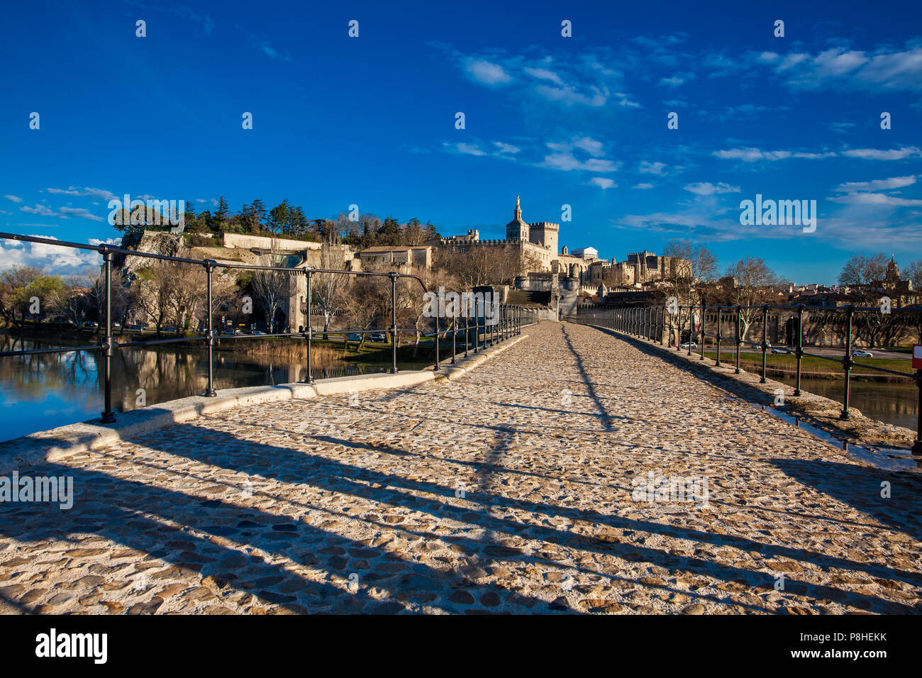 AVIGNON, Frankreich - MÄRZ 2018: die berühmte Brücke von Avignon auch genannt Pont Saint-Benezet bei Avignon Frankreich Stockfoto