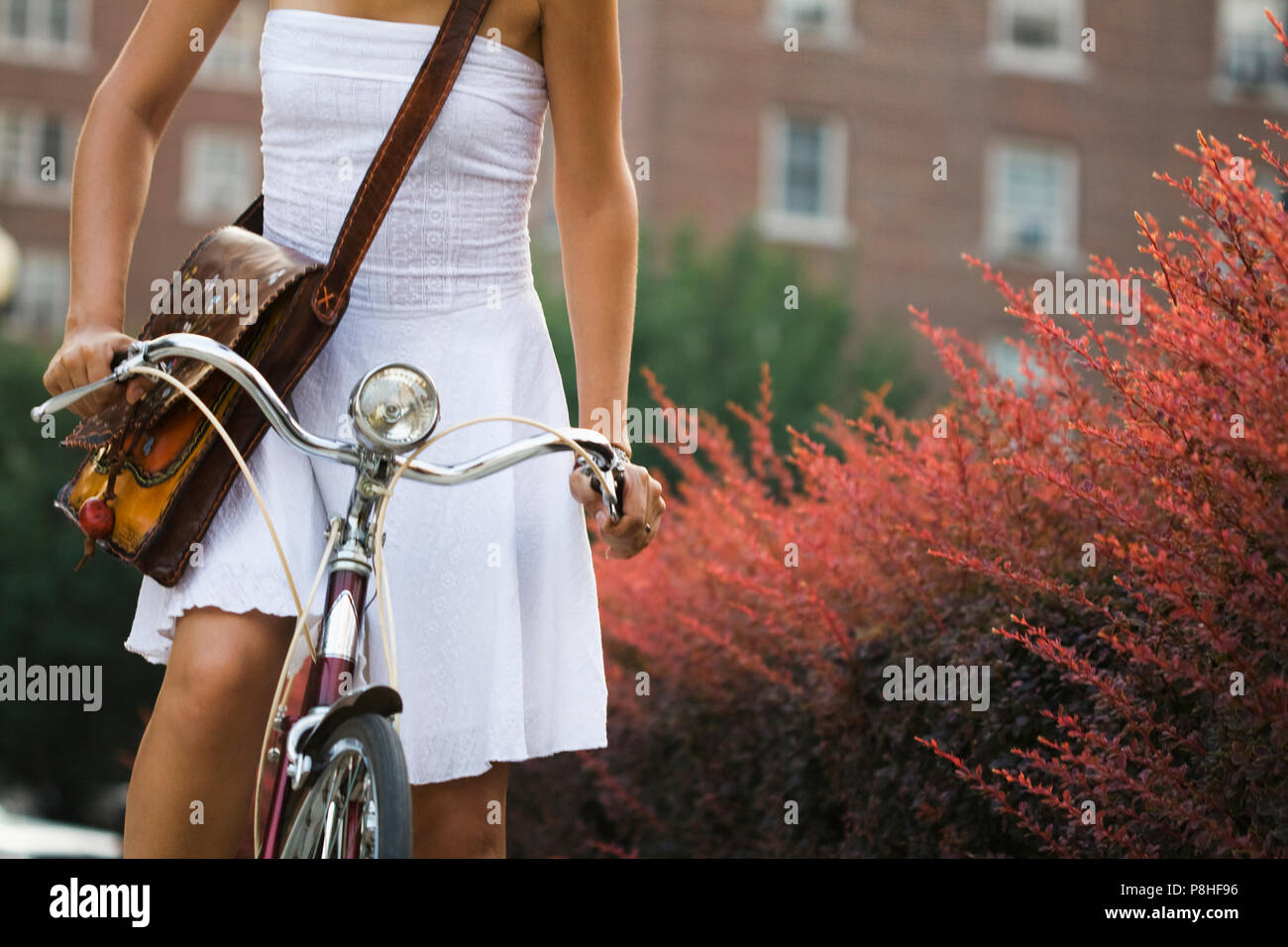 Junge Frau auf dem Fahrrad Stockfoto