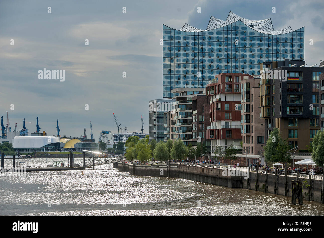 Elbphilharmonie und hafencity im Hamburger Hafen. Stockfoto