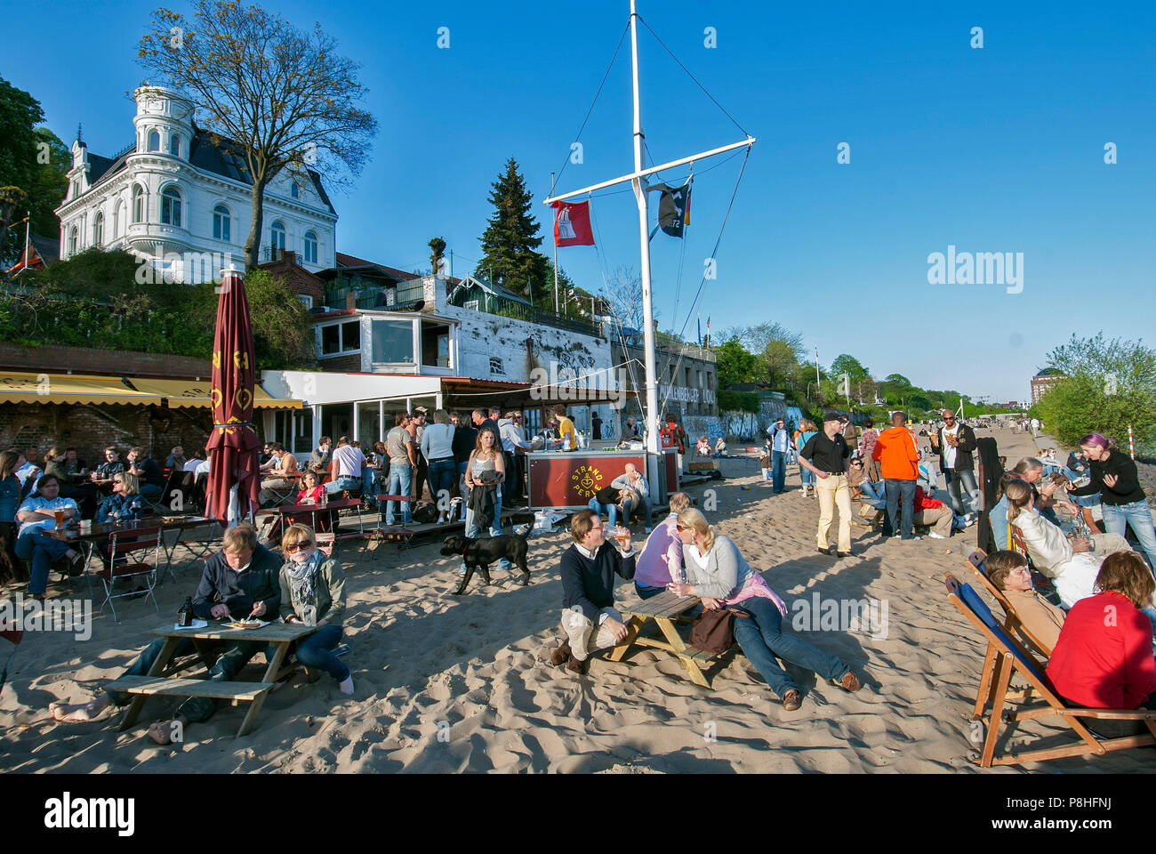 Strandperle. Beliebtes Lokal am Hamburger Elbe-Strand. Stockfoto