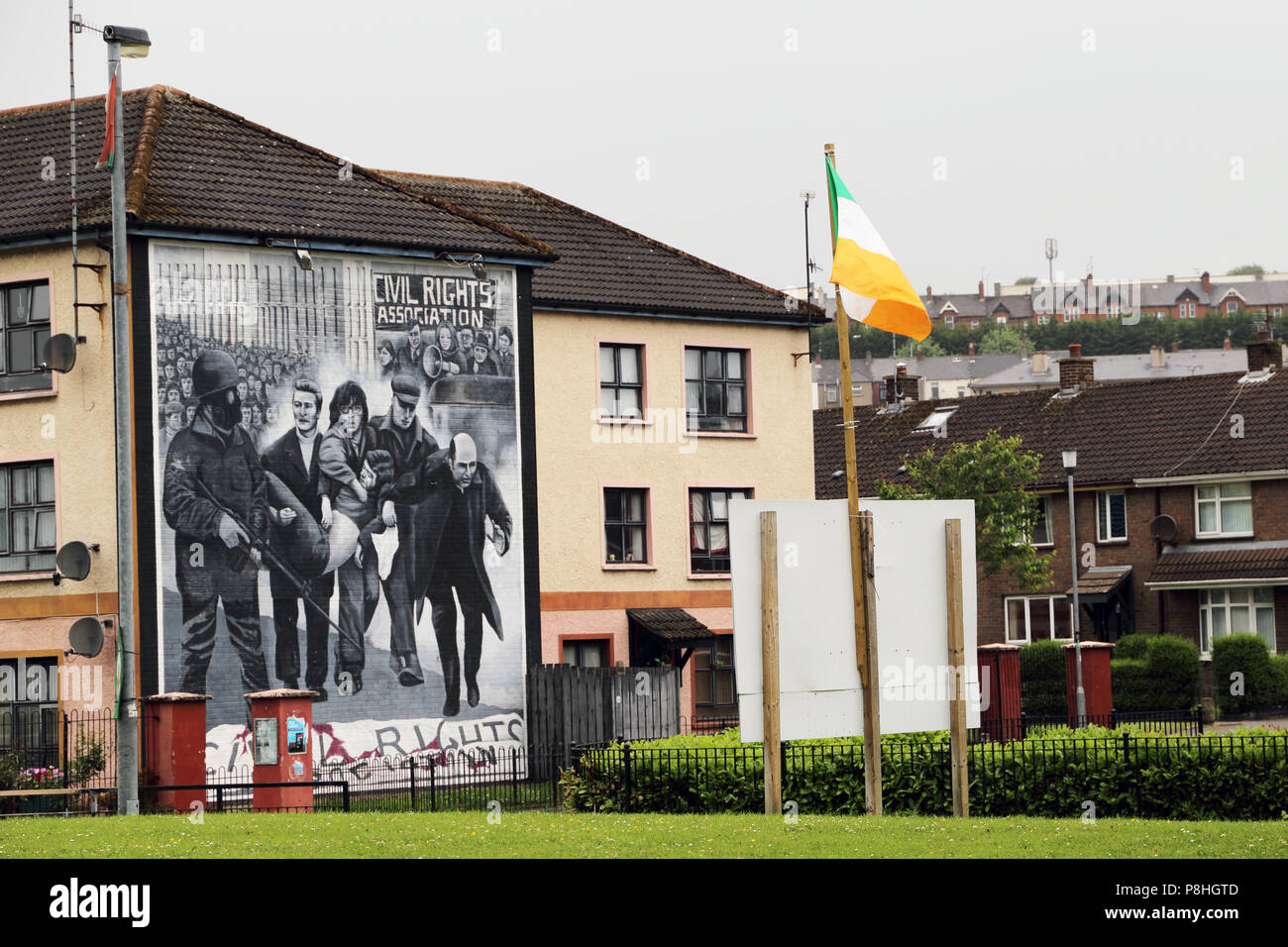Glennfada Park, Standort des Bloody Sunday Massaker von 1972 und Wandbild in Gedenken an diesem Tag gemalt Stockfoto