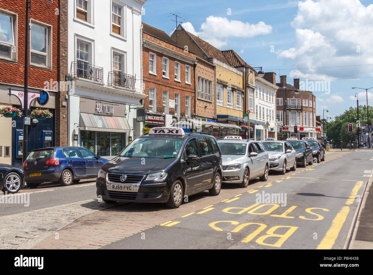 High Wycombe, Großbritannien - 3. Juni 2018: Taxis Linien bis zu einem taxistand an der High Street. Die offizielle Rang ist, wo Taxis erlaubt sind für Pkw zu warten Stockfoto