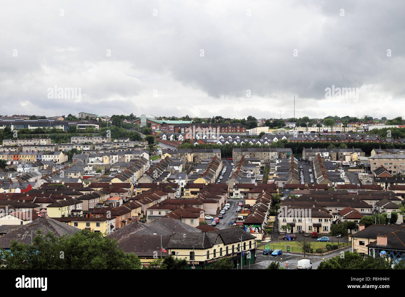 Die Derry Wände mit Blick auf den Bogside Gegend der Stadt. Stockfoto