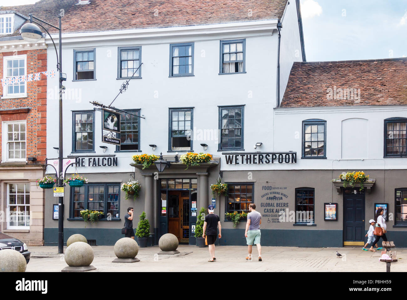 High Wycombe, Großbritannien - 3. Juni 2018: Menschen nähert sich der Falcon Pub. Die Kneipe gehört zu den Wetherspoon Kette. Stockfoto