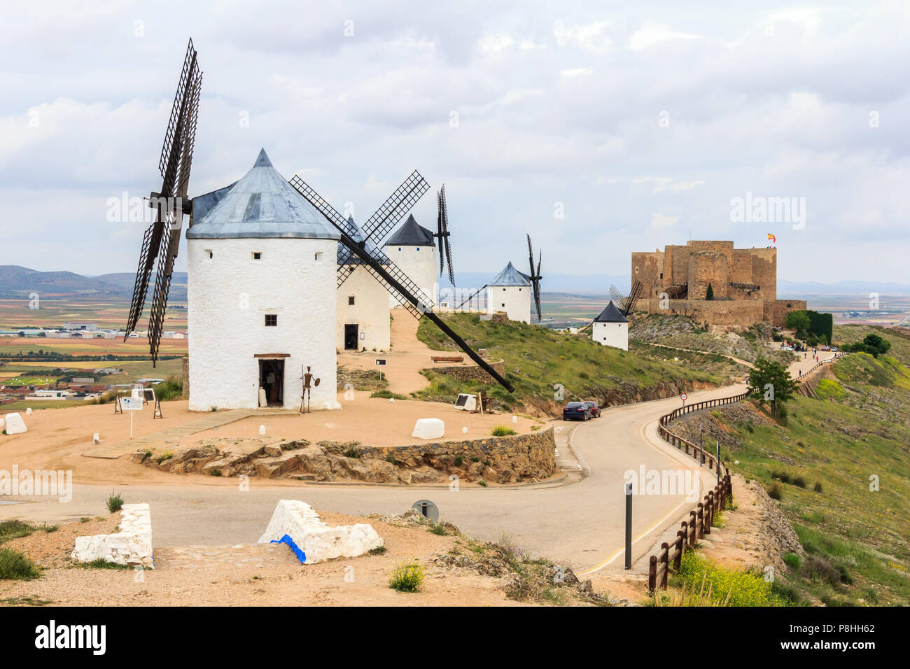 Blick auf die Windmühlen von Consuegra und die Castille tun La Muela Stockfoto