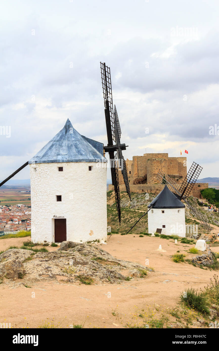 Blick auf die Windmühlen von Consuegra und die Castille tun La Muela Stockfoto