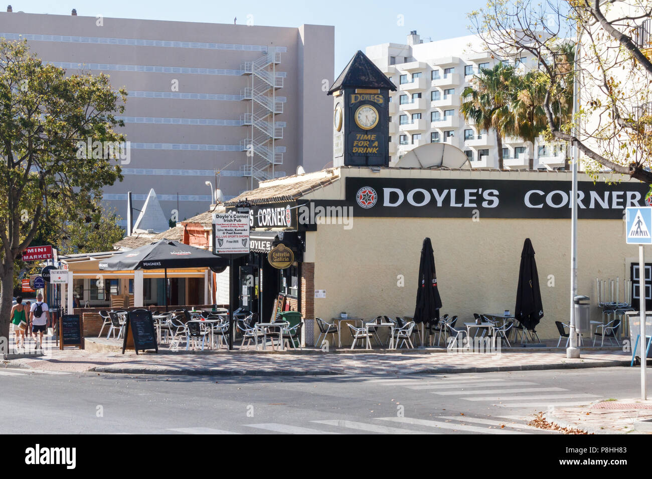 Benalmadena - 19/6/2018: Doyles Ecke Irish Pub. Es gibt viele Irish Pubs in der Nähe. Stockfoto