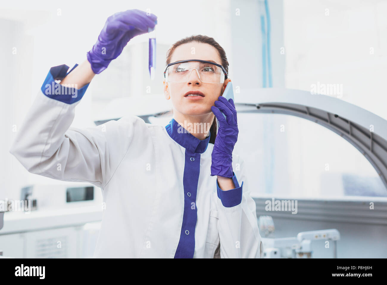 Medizinischer Arbeiter Prüfung der chemischen Reagenzien konzentriert Stockfoto