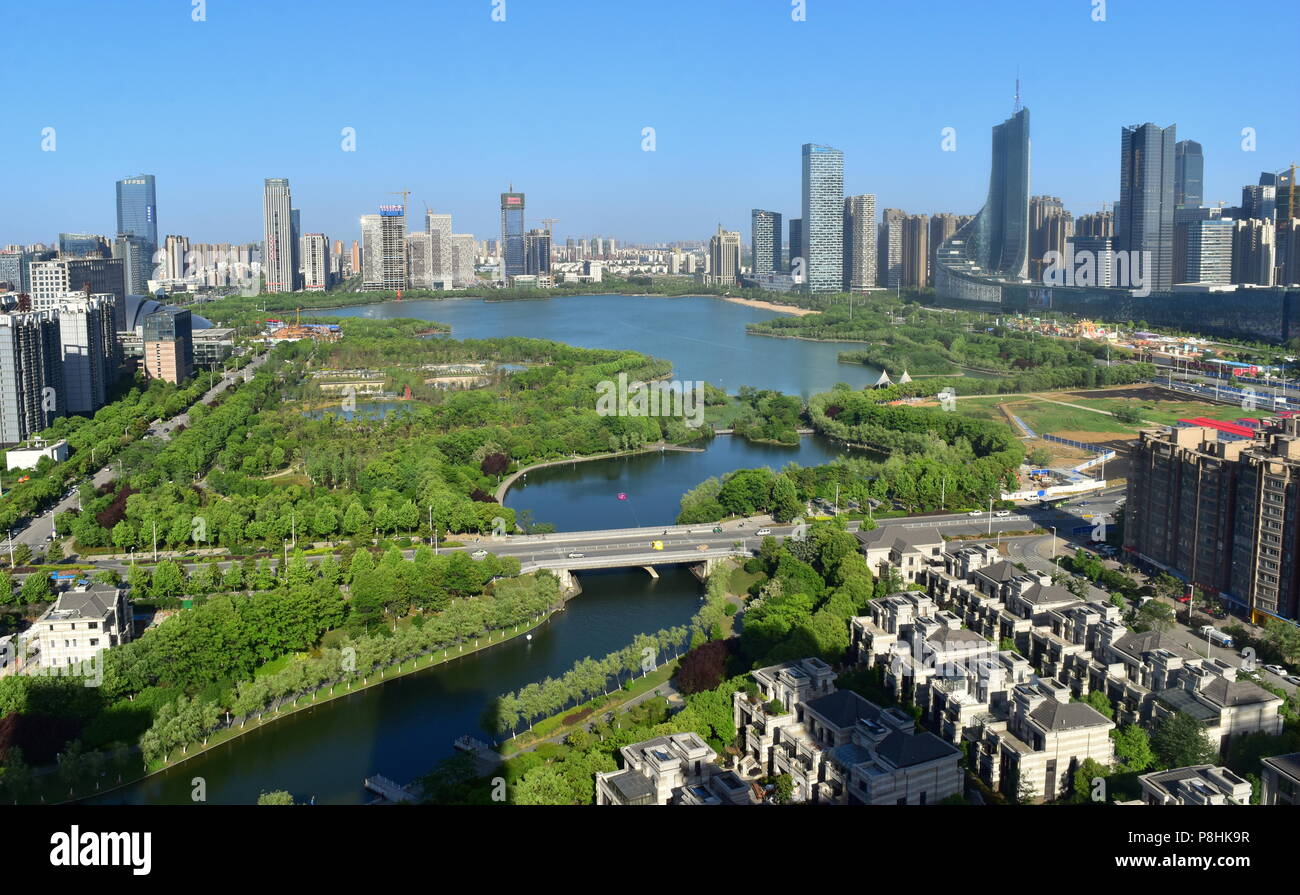 Moderne grüne Skyline der Stadt rund um den See, Hefei, China Stockfoto