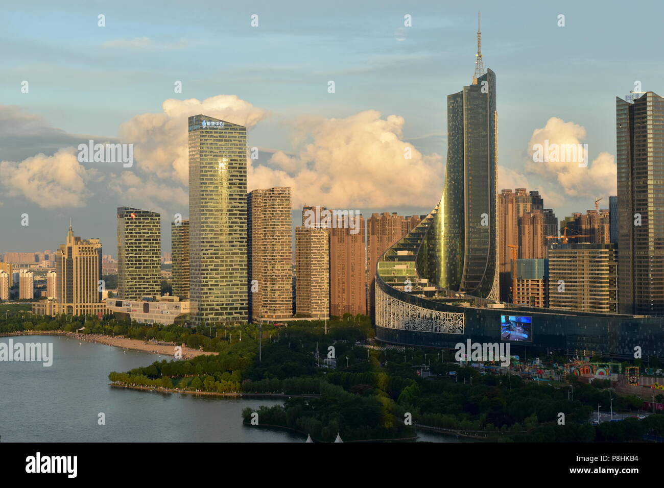 Urban See Strand und Park durch moderne chinesische Stadt Skyline von Hefei. Stockfoto