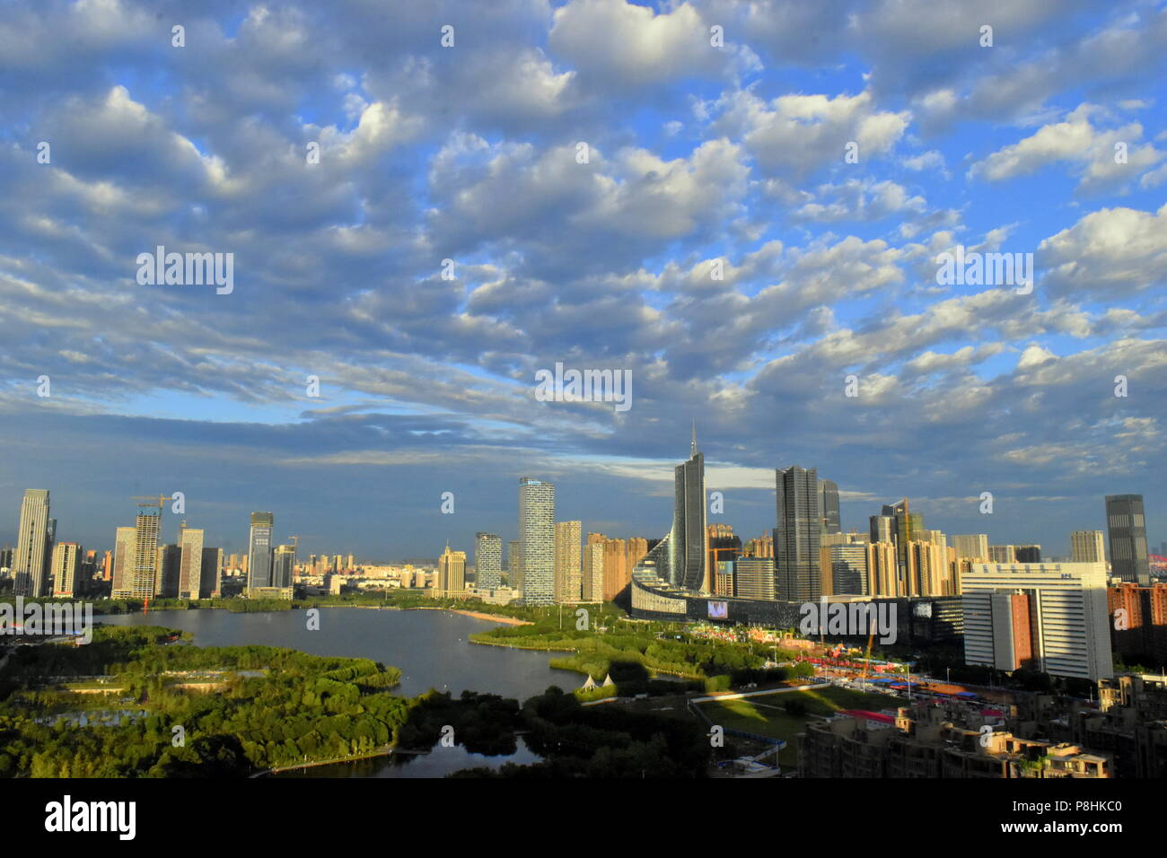 Schönen Himmel über Green City um Swan Lake - Hefei, China Stockfoto