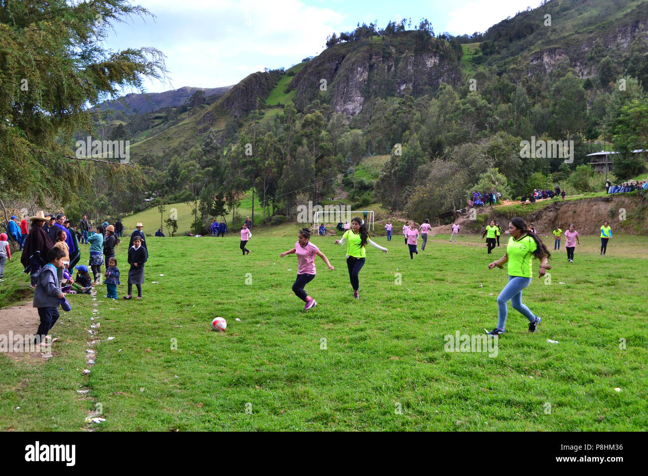 Fußball-Spiel - Fiestas de San Antonio de Padua in SAN ANTONIO Las Huaringas' - HUANCABAMBA.. Abteilung von Piura. PERU Stockfoto