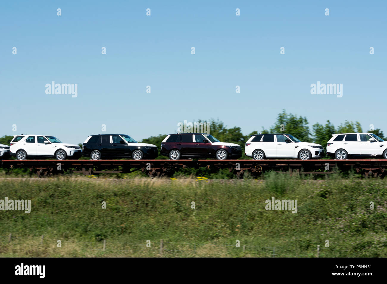 Neue Land Rover Autos auf der Schiene transportiert, Warwickshire, Großbritannien Stockfoto