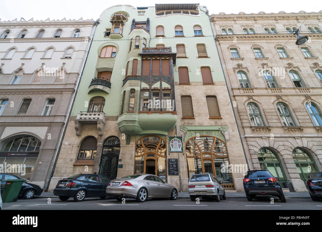 Blick auf die Fassade des Hauses des ungarischen Jugendstils in Budapest, Ungarn Stockfoto