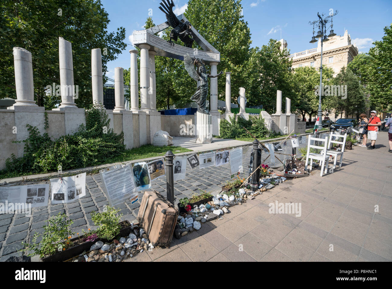 Protest Zeichen vor der deutschen Besetzung Denkmal an der Szabadsad Square in Budapest, Ungarn Stockfoto