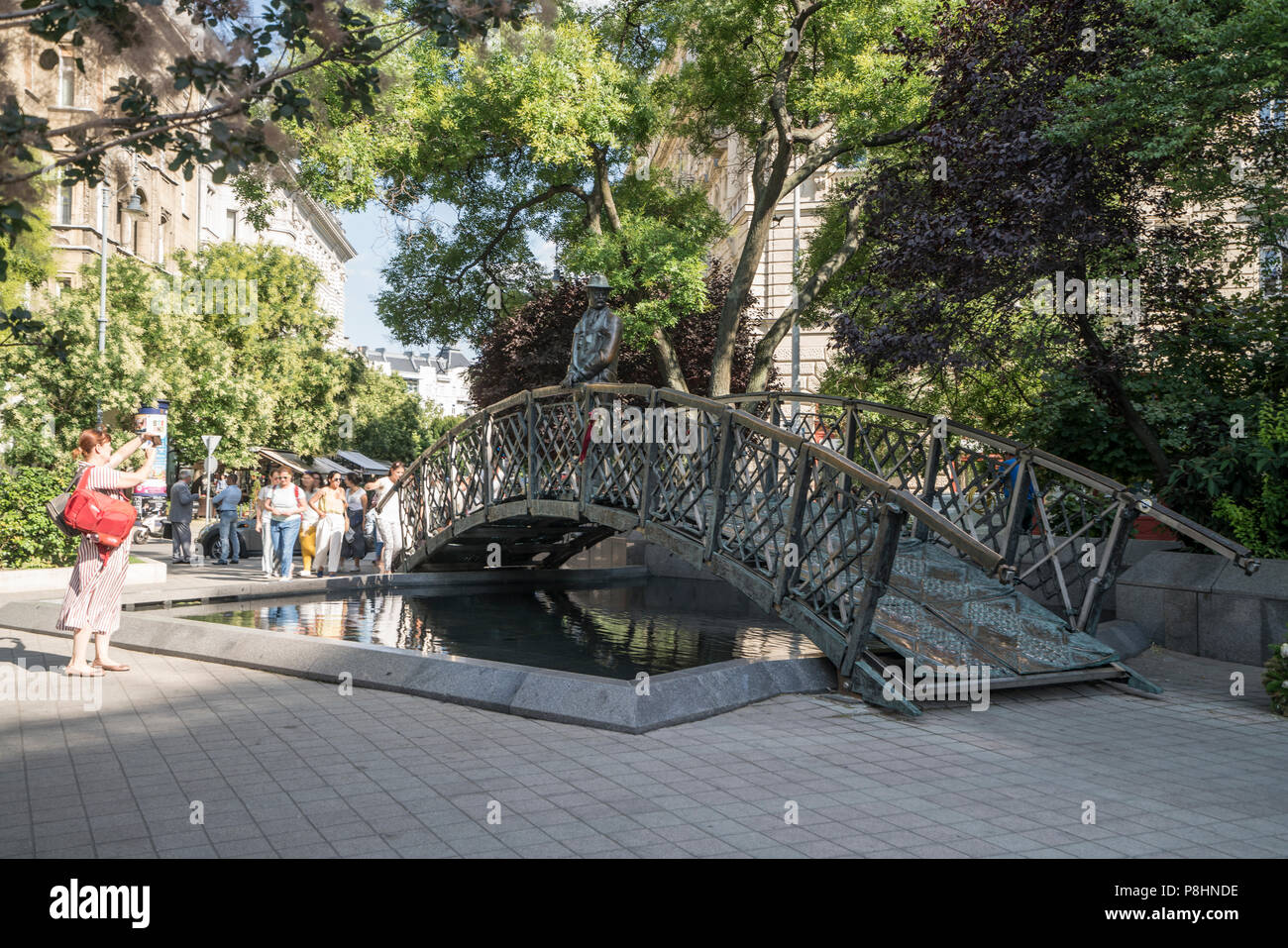 Ein Blick auf die Statue von Imre Nagy in einem Park von Budapest Stockfoto