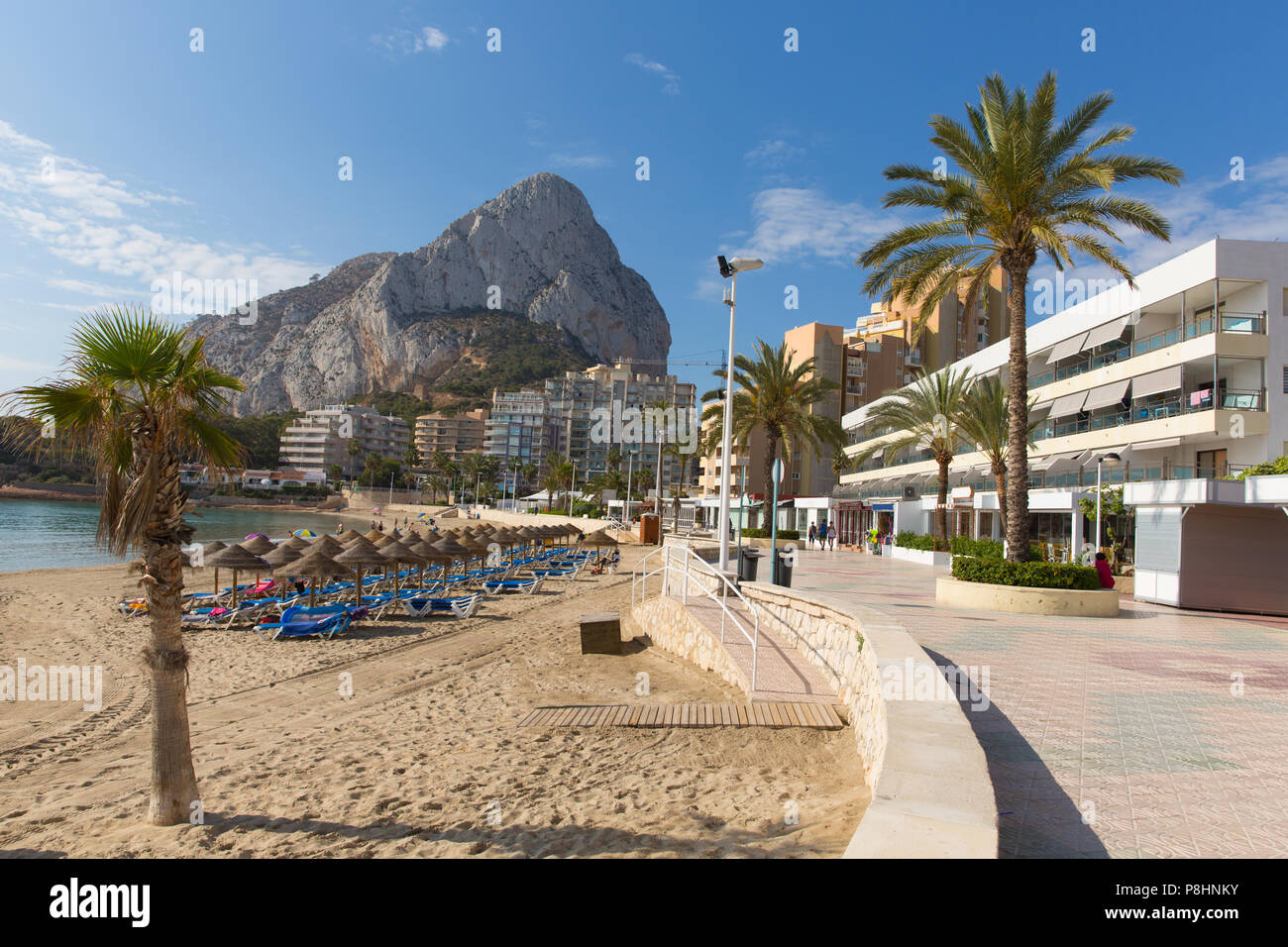 Calp rock Costa Blanca Spanien vom Levante Strand La Fossa, auch als Penon de Ilfach bekannt Stockfoto