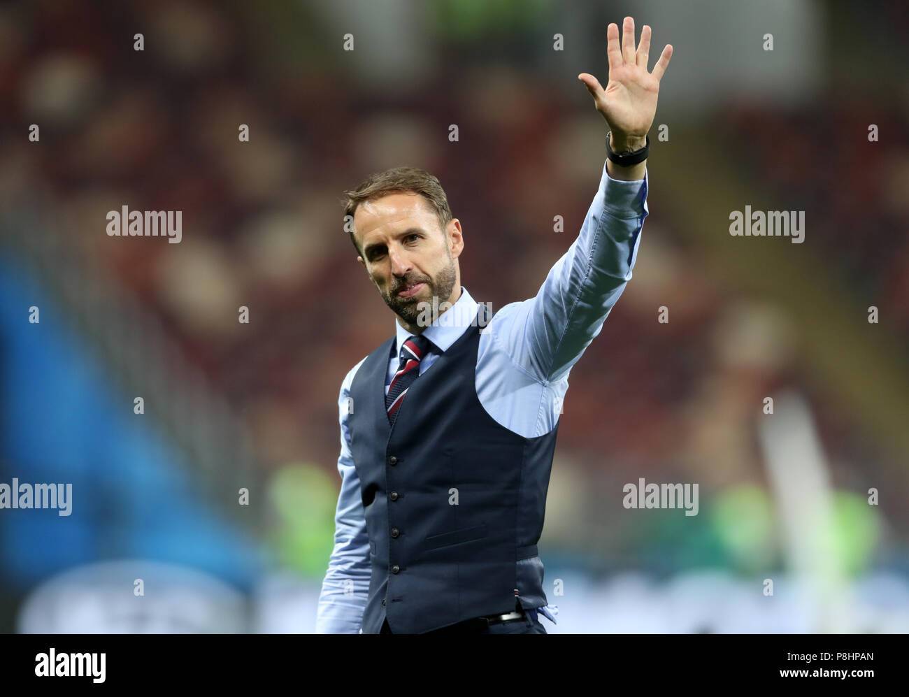England Manager Gareth Southgate wavesto Fans nach der FIFA WM, Halb Finale von der Luzhniki Stadion, Moskau. PRESS ASSOCIATION Foto. Bild Datum: Mittwoch, 11. Juli 2018. Siehe PA Geschichte Worldcup in Kroatien. Photo Credit: Owen Humphreys/PA-Kabel. Einschränkungen: Nur für den redaktionellen Gebrauch bestimmt. Keine kommerzielle Nutzung. Keine Verwendung mit inoffiziellen 3rd party Logos. Keine Manipulation von Bildern. Kein Video-Emulation. Stockfoto