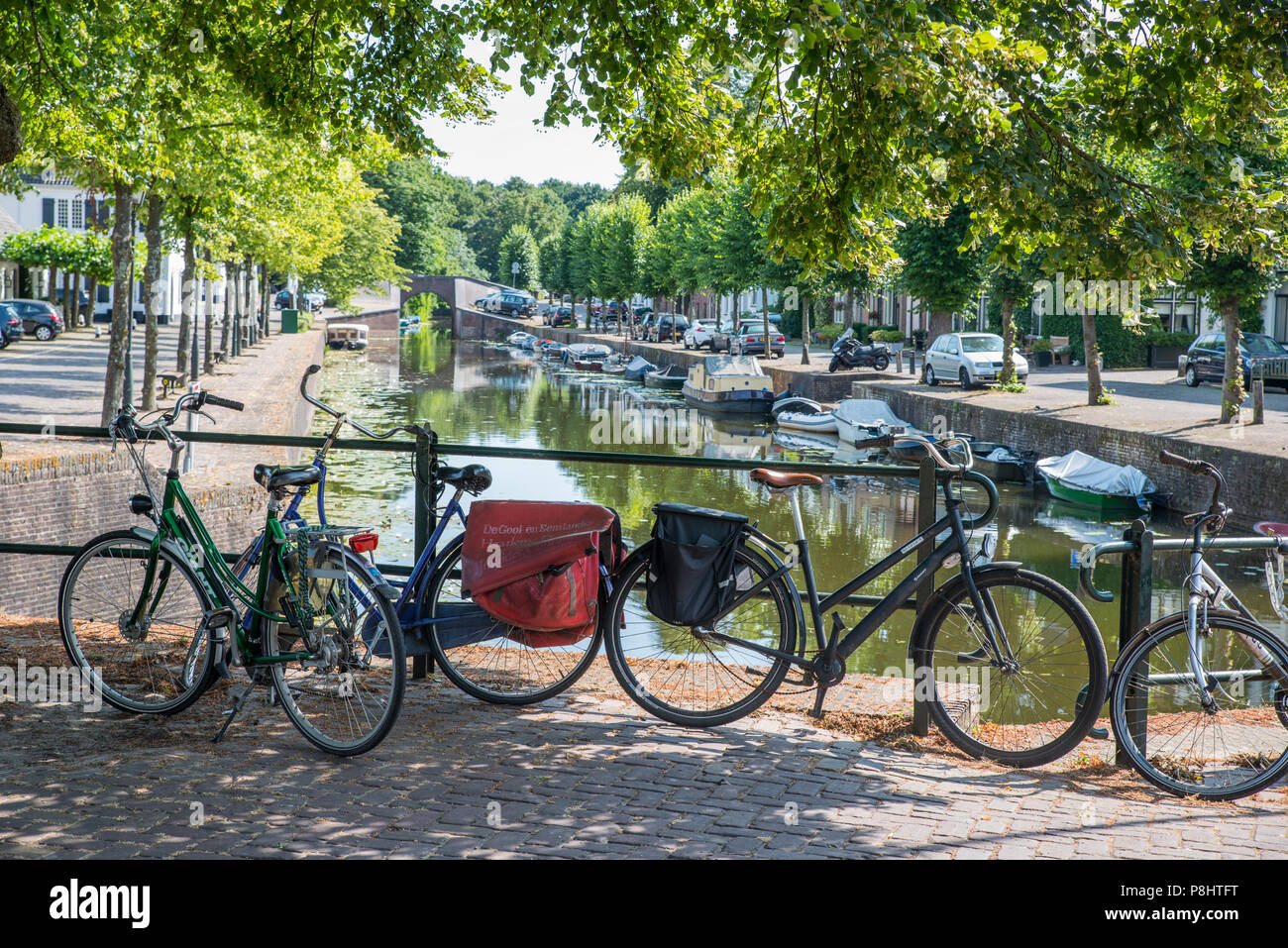 Naarden, Niederlande, 07-07-2018: Fahrräder und Kanäle Autos und Motor, typisch holländischen in Naarden, dieses Dorf ist berühmt der alten Bastion und Architektur Stockfoto