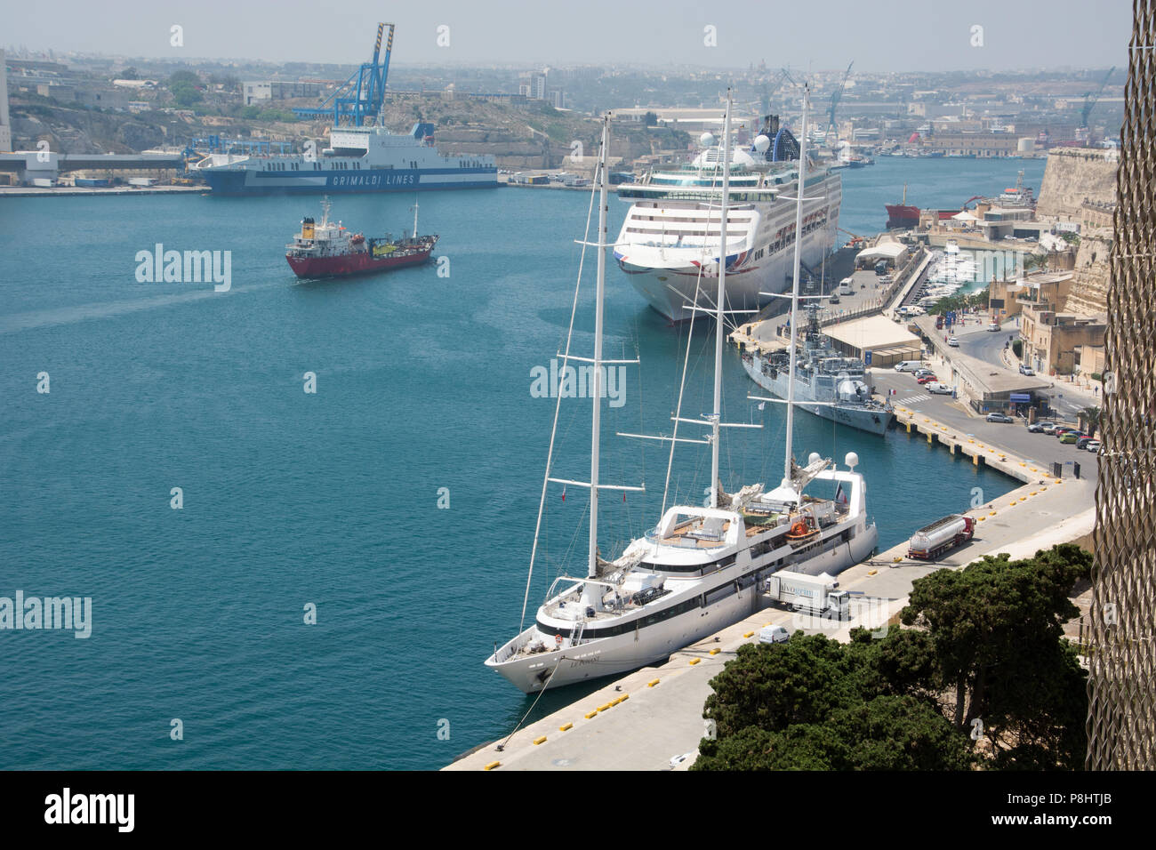 Die Aussicht von den oberen Barrakka Gärten über Grand Harbour, das eine Reihe von Schiffen, die in der Ansicht. Nächstgelegene ist der Dreimaster Schiff Le Ponant Stockfoto