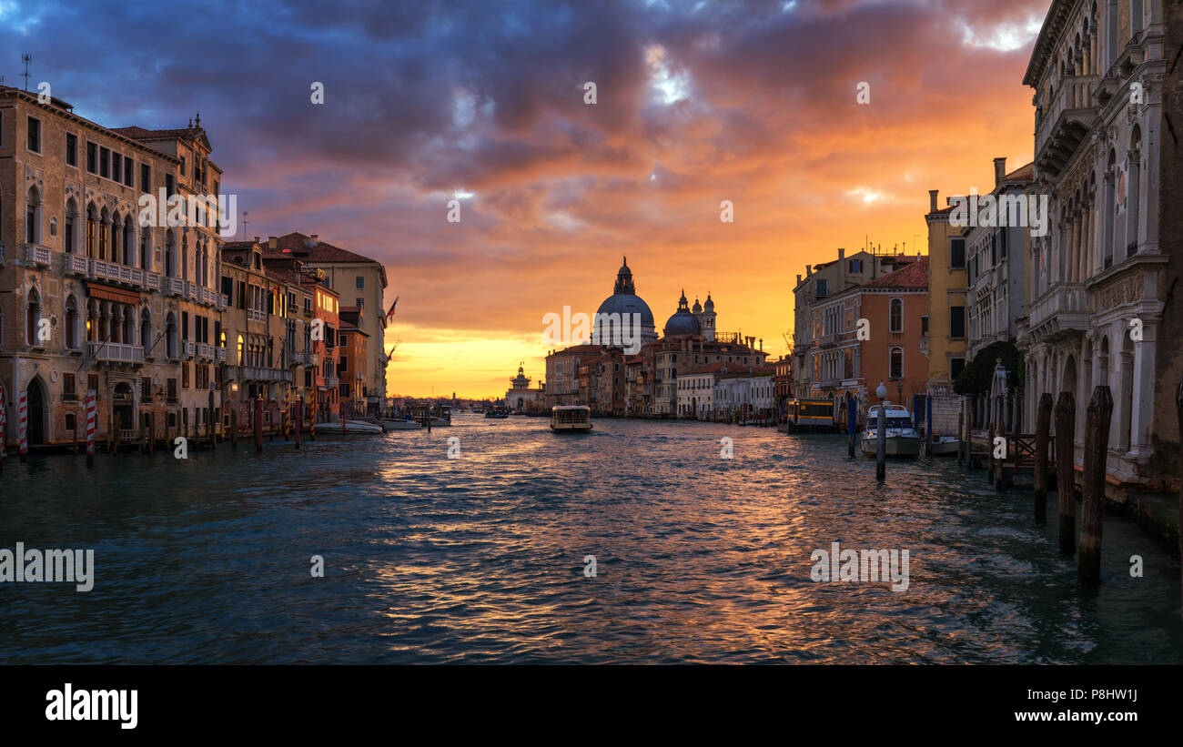 Grand Canal bei Sonnenaufgang in Venedig, Italien. Sonnenaufgang Blick auf Venedig Canal Grande. Architektur und Sehenswürdigkeiten von Venedig. Venedig Postkarte Stockfoto