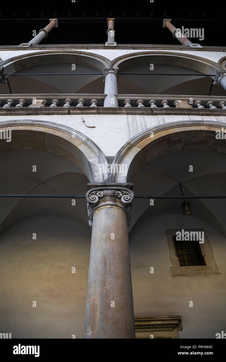 Bogenförmige Design auf die Spalten in der antike Palast auf der Grundlage Stockfoto