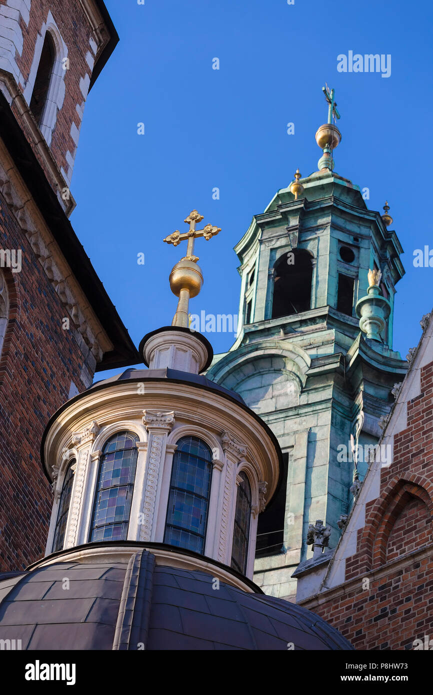Die Kuppel der Kapelle der Könige Vase auf dem Hintergrund der Clock Tower - Kathedrale auf dem Wawel. Krakau. Polen Stockfoto