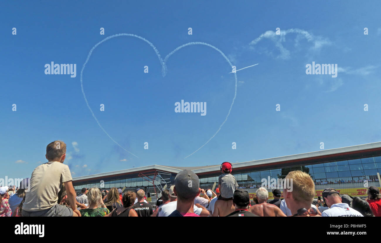 Red Arrows RAF Air Display Team, erstellen ein Herz in den Himmel, Grand Prix, 2018, Silverstone, Silverstone, Towcester NN12 8TL Stockfoto