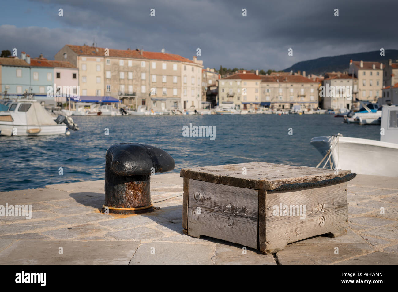 Rostige Poller und Holzbox im Hafen von Cres (Kroatien) Stockfoto